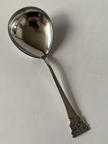 Serveringsske i Sølv
Stemplet 3 tårne
Længde 17,6 cm.