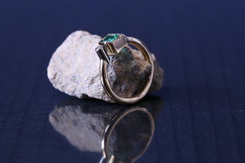 Guldring i 14 karat guld, med grøn smaragd og diamant, stemplet 585. 
Ringstørrelse: 51