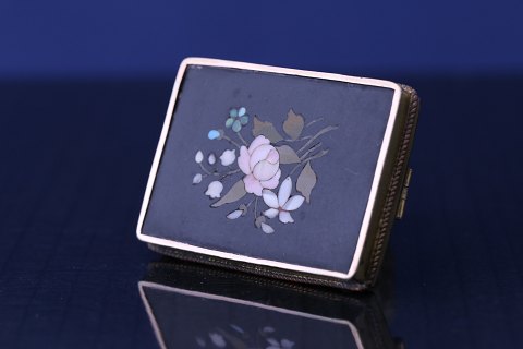 Mosaikbroche i 8 karat guld, med smukt blomstermønster.