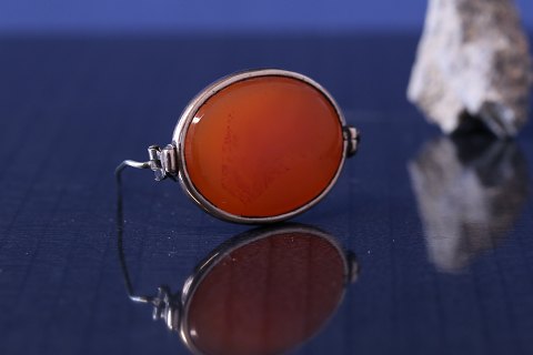 Guldbroche med flot orange sten, i 14 karat guld. Meget elegant.