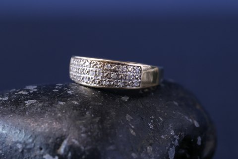 9 Karat Dame guldring med Diamanter.
Størrelse 55