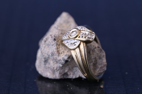 Damering i 9 karat guld, med diamanter. Unik design. Størrelse 57
