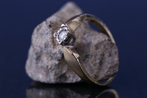 Damering i 9 karat rød- og hvidguld, med diamant. Stemplet T.A.D, 375, størrelse 
55.