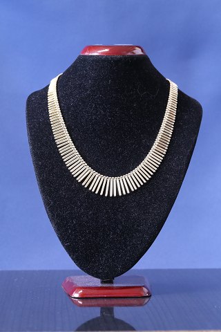 Halskæde i 14 karat guld, med forløb og karabinlås. Meget elegant halskæde. 
Længde 44 cm.