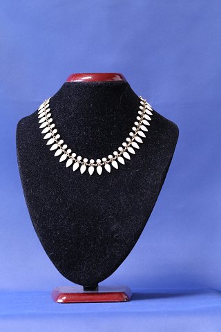 Volmer Bahner necklace of gold-plated silver & white enamel
Length: 38.5 cm