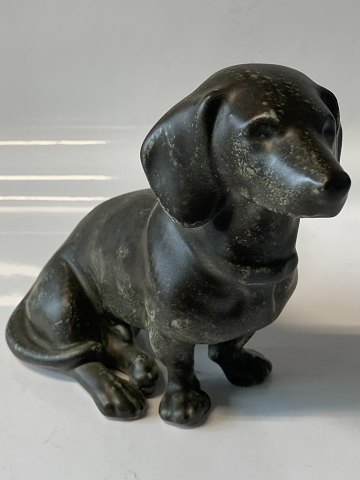 Gravhund, Johgus Bornholmsk keramik.
Mål 15,5 x 18,5 cm.