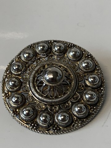 Sølvbroche med flot mønster og mange fine detaljer.