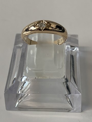 Guldring i 14 karat guld, med en diamant, stemplet 585. Ringstørrelse: 47