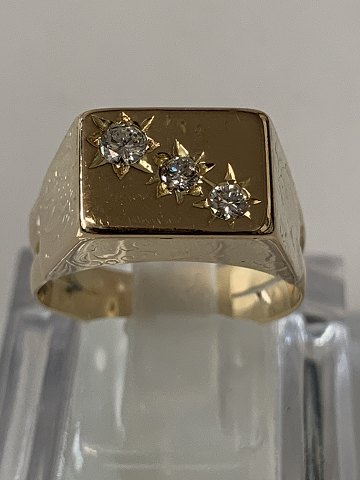Herre Signetring i 14 karat guld med tre diamanter.
Størrelse 59,5