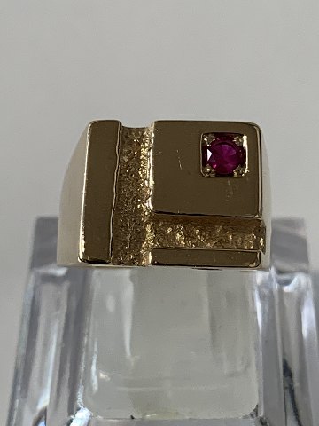 14 Karat Signetring med rød Rubin.
Størrelse 55