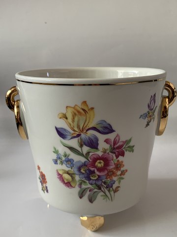 Urtepotteskjuler med blomster, 3 fødder.
Mål 10,5 x 11 cm.