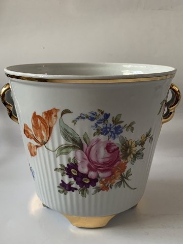 Urtepotteskjuler med blomster, 4 fødder.
Mål 15x14,5 cm.