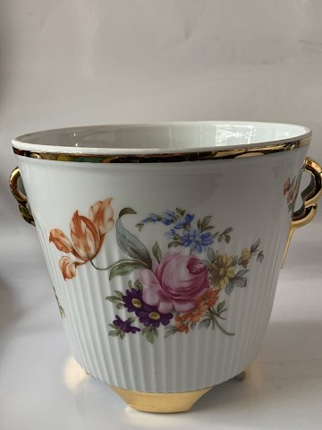 Urtepotteskjuler med blomster, 4 fødder.
Mål 17,3x16,7 cm