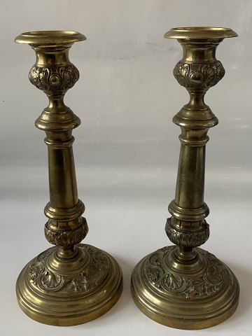 Et par antikke messing lysestager
Højde. 27,5 cm.