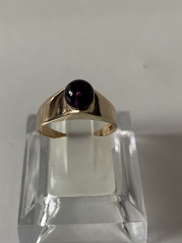 8 karat guld, Dame ring med lilla sten.
Ring størrelse 54.