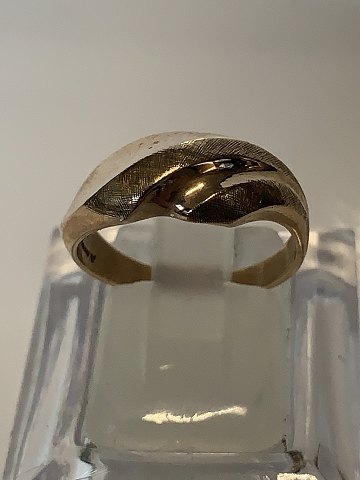 8 karat guld, Dame ring med slibninger.
Ring størrelse 53.