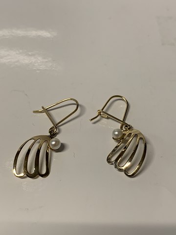 14 karat guld Øreringe med Perle.
Længde 3 cm.