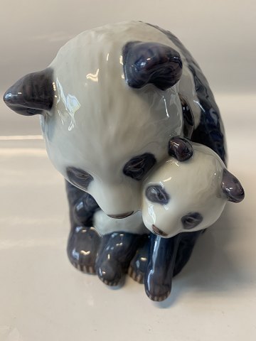 Royal Copenhagen Figur, Pandabjørn med unge
Måler 17 x 13 cm.