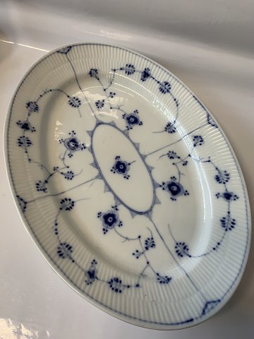 Ovalt fad, Blåmalet Musselmalet Riflet.
Bing og Grøndahl.
Mål  39 x 27,5 cm.