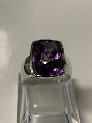 Cocktail Ring i sterlingsølv med lilla sten.
Størrelse. 64.