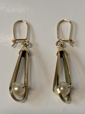 Earrings in 14 karat gold and pearl.
Length 4.1 cm.