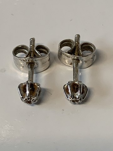 Øreringe med en diamant i 14 karat hvidguld.