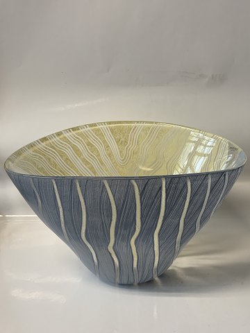 Stor glasskål i flotte nuancer.
Måler 16,5x22x28 cm.