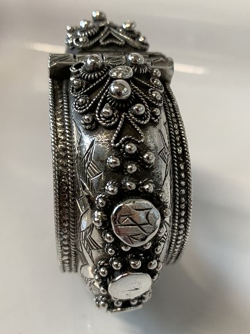 Armring i sølv med flot mønster, med mange detaljer.
Måler 6 x 5,2 cm.