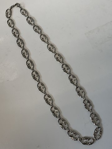 Halskæde i 830 sølv, med flotte detaljerede led.
Længde 45,5 cm.