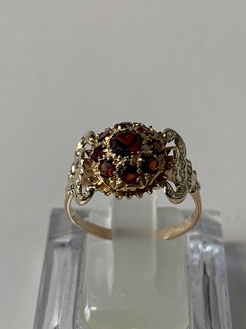 Damering i 14 karat guld med røde sten og flotte ornamenteringer. Størrelse 58, 
stemplet 585.