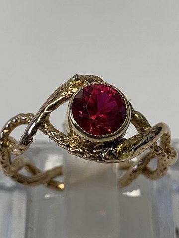 14 karat guldring med rød facetslebet sten og diamanter. Stemplet 585.
Ringestørrelse 52.
