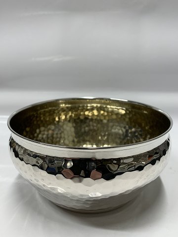 Sølvskål hammerslået
Mål 7,5 x 16 cm
Produceret 1915