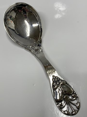 Serving spoon in hammered silver
Length 17.9 cm