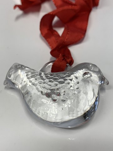 Glasophæng due, Bertil Vallien, Kosta Boda.
Størrelse 3,7 x 5,2 cm.