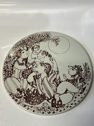 Brun rund platte fra Bjørn Wiinblad, MiddagMål:  Ø: 18 cm.