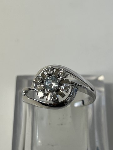 Damering, med indlagt lyseblå sten og brillanter, i 14 karat hvidguld.Størrelse: 58