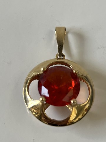 Vedhæng i 14 karat guld, med indlagt orange sten, designet af Hermann Siersbøl