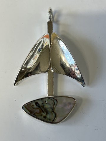 Vedhæng med en abalone i SterlingsølvLængde 6 cm.