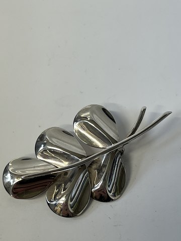 Smuk broche i sterlingsølv. Stemplet 925Mål 6 x 3,2 cm.