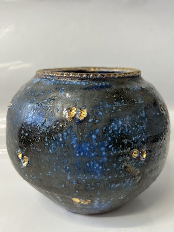 Keramikvase i flot tidløs design.Højde: 13 cm.