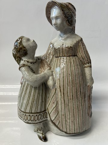 B&G Stentøjs figur - Mor og datter.No. 206.Højde 25 cm.
