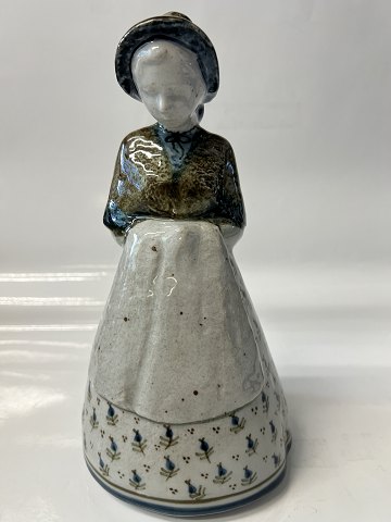 B&G Stentøjs figur - Kvinde i egnsdragt.No. 205/2.Højde 24 cm.