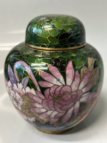 Cloisonné Tedåse i flotte farver Højde: 10,5 cm.