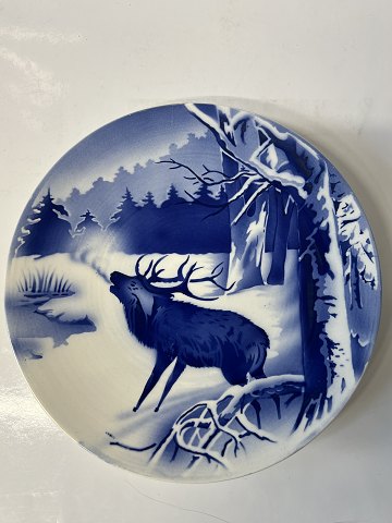 Red deer among trees in winter.Ø 20.5 cm