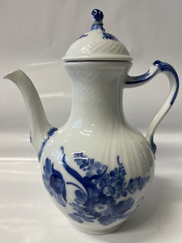 Royal Copenhagen Blå Blomst Svejfet, Kaffekande.Dek. Nr. 10/1794.