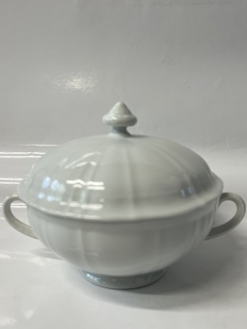 Bing & Grondahl Offenbach, bouillon cup with lid without gold.Decoration No. 481.