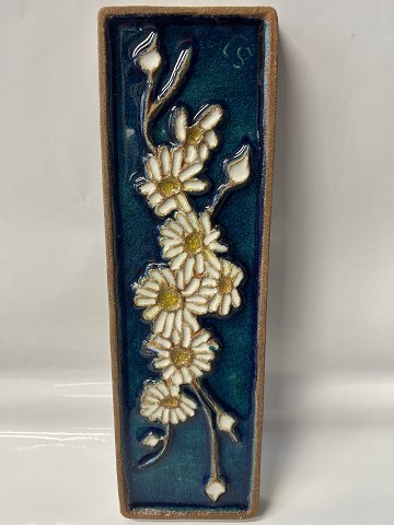 Relief, Hvide Margueritblomster, Bornholmsk keramik, Søholm.Mål 38,2 x 12,5 cm.