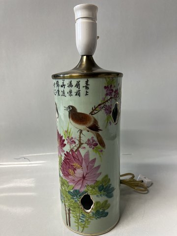 Kinesisk bordlampe med lyserøde blomster, grønne blade, en lille fugl.Højde 39,0 cm.