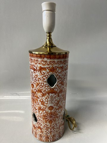 Kinesisk bordlampe med jernrøde blomster.Højde 42,0 cm.
