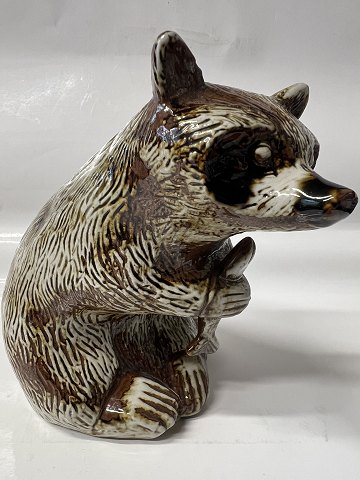 Vaskebjørn med fisk Søholm.Bornholmsk keramik.H. 17 x B. 13 cm.